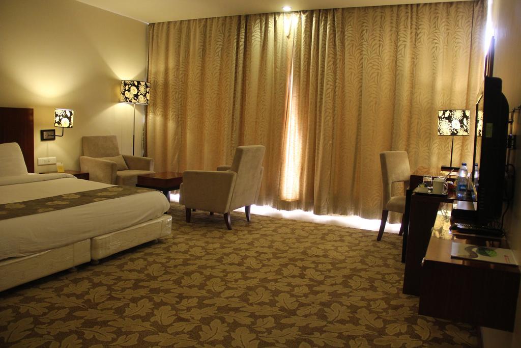 The Aures Hotel Аурангабад Екстериор снимка
